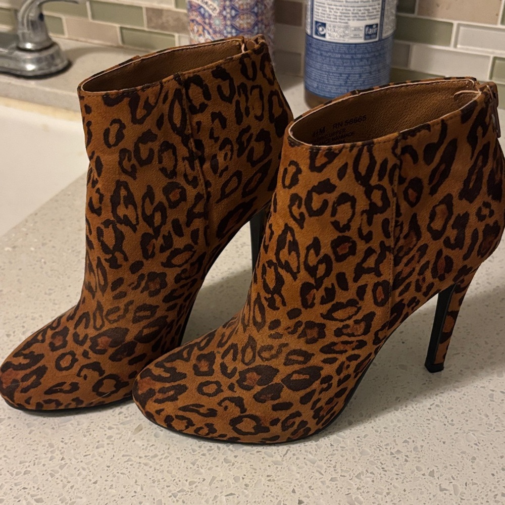 Size 4.5 but fits like a size 5. Abound Brown Leopard Heeled Boots